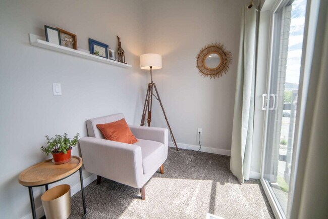 Building Photo - Gorgeous Modern Townhome in Draper