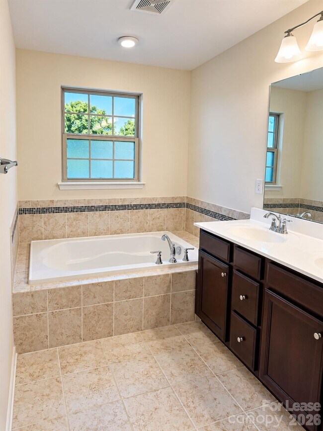 Building Photo - 1813 Evergreen Dr