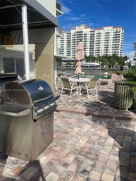 Building Photo - 2900 NE 30th St