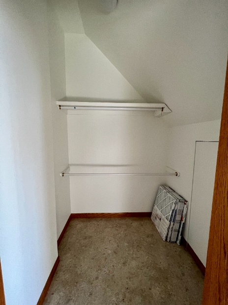 Building Photo - Charming Three Bedroom Home!