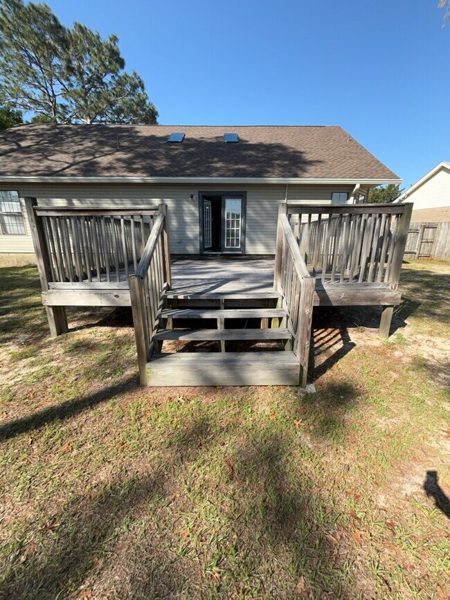 Building Photo - Pet friendly and ready for move in!