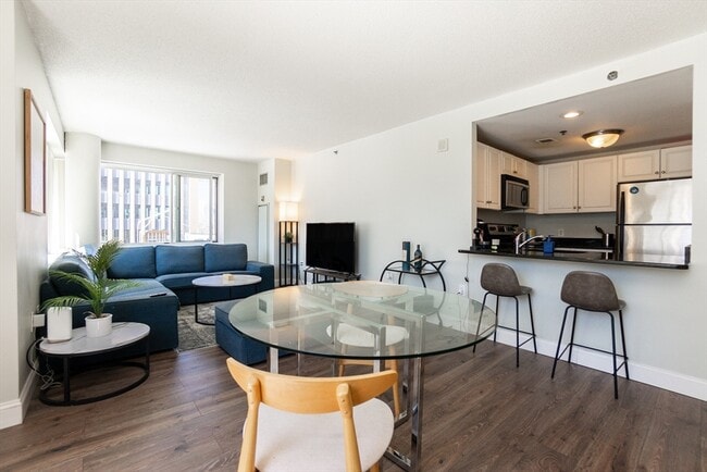 Building Photo - 8 - 10-10 Museum Way