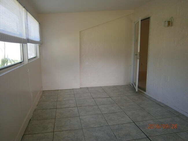 Building Photo - 2/2/1