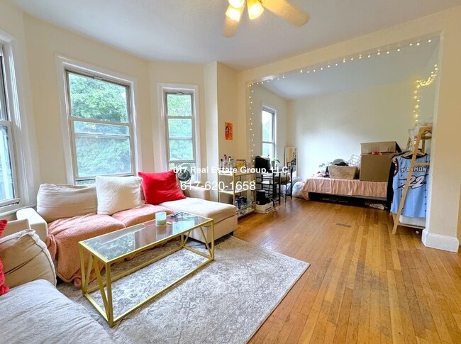 Building Photo - SEPT Awesome Brookline 4bed w/ 2 full bath...