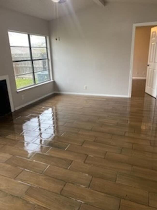 Building Photo - Large 3 bed 2 bath duplex