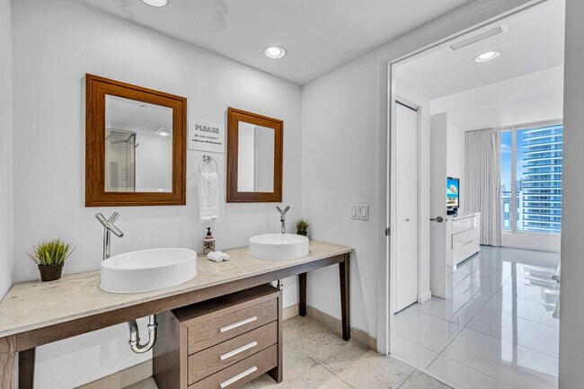 Building Photo - 485 Brickell Ave