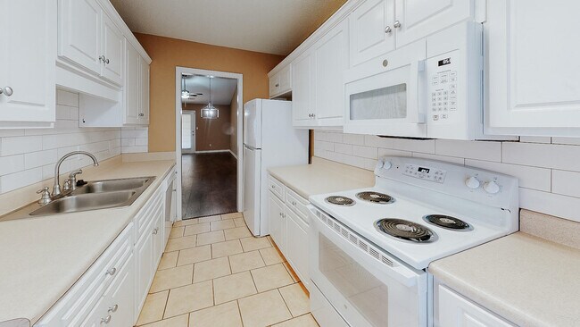 Building Photo - 104 Queens Ct