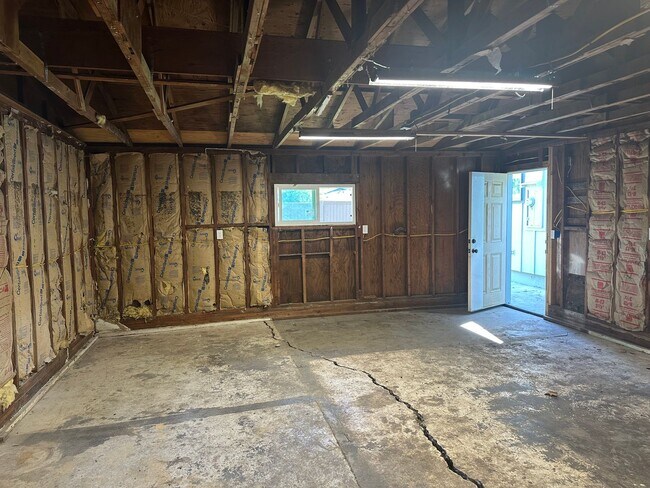 Building Photo - Updated 2 bedroom 2 bath house with a deta...