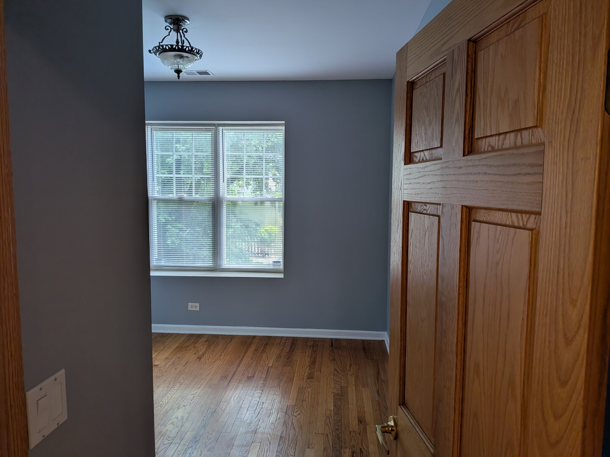 Bedroom - 1912 W Chase Ave