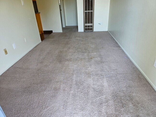 Building Photo - Newly Remodeled -1-bedroom, 1-bathroom apa...