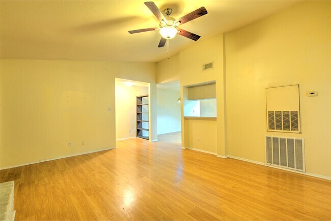 Building Photo - 9009 Richmond Ave