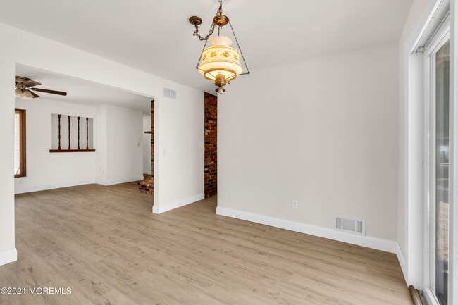 Building Photo - 205 S Shore Dr