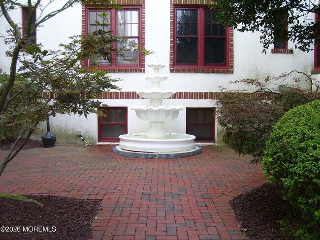 Building Photo - 218 2nd Ave