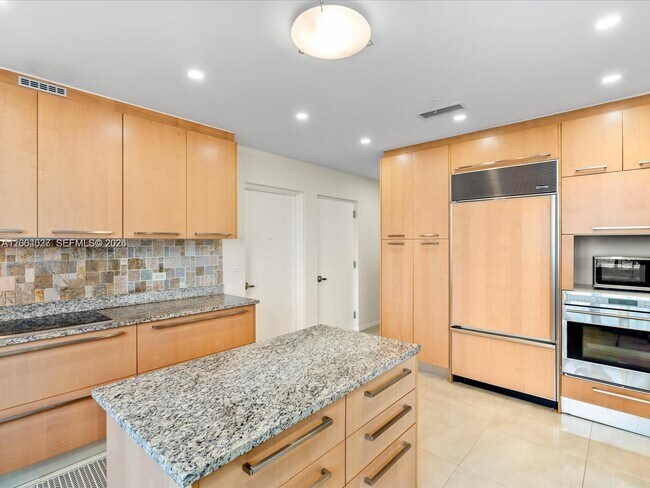Building Photo - 16001 Collins Ave