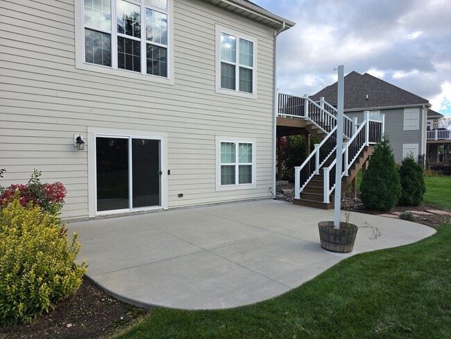 Building Photo - Like New 5 bedroom Pewaukee home in Broken...