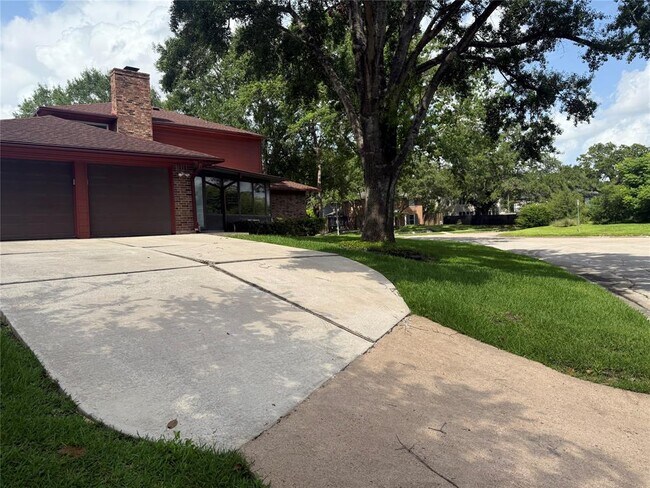Building Photo - 3232 Parkwood Dr