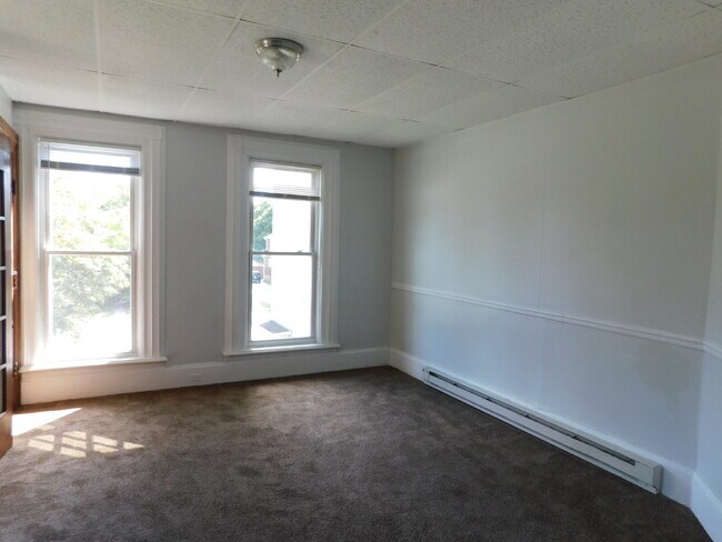 Building Photo - Upper Unit Apartment Move In Ready