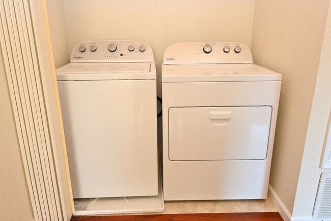 Building Photo - Nicely upated 2 Story Townhouse at Mansion Park with 2 Master Suites.