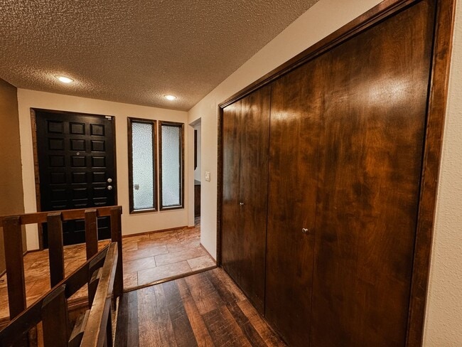 Building Photo - Elaborate 4 Bedroom 3 Bathroom Retreat in ...