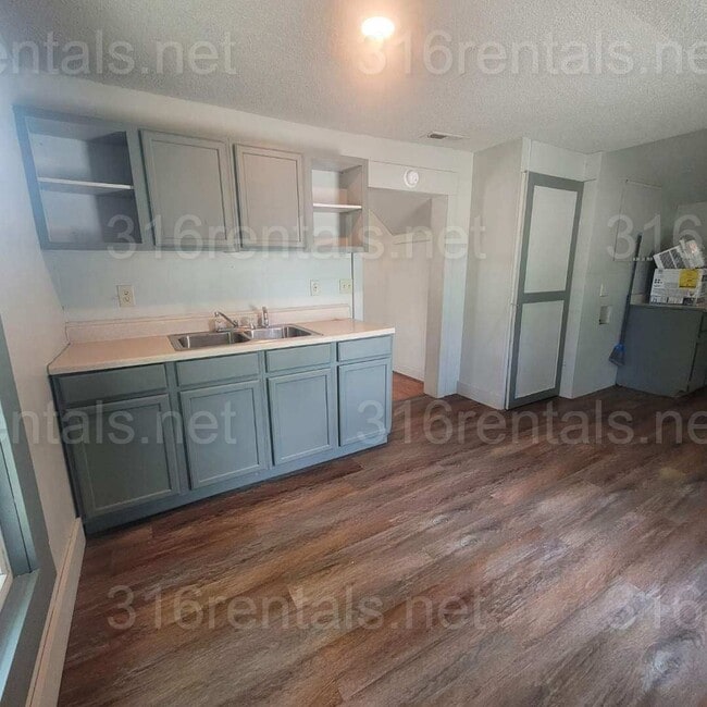 Building Photo - $950 - 3 bed 2 bath - Single Family Home