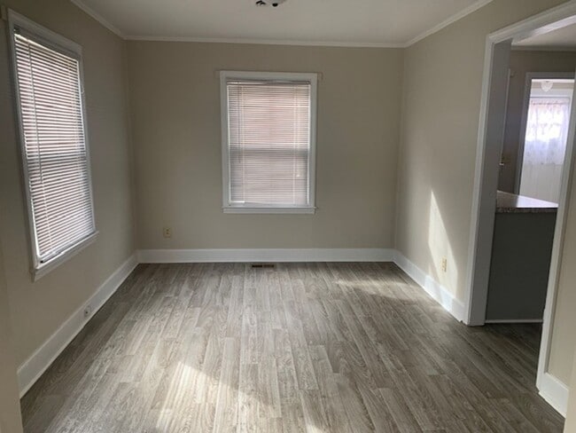 Building Photo - 2 Bedroom 1 Bathroom Home