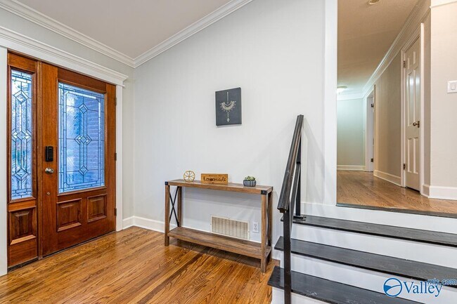 Building Photo - 702 Chambers Dr NE