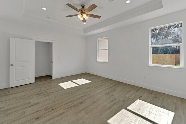 Building Photo - 939 Lake View Dr