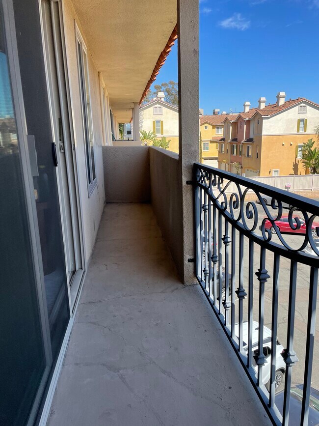 Building Photo - 7555 Linda Vista Rd