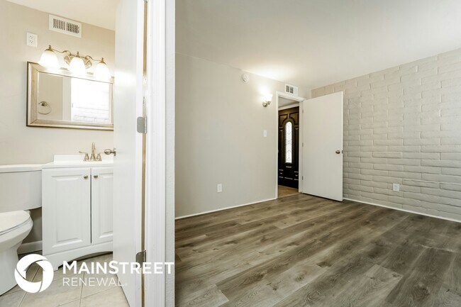 Building Photo - 5533 S Santa Cruz Ave