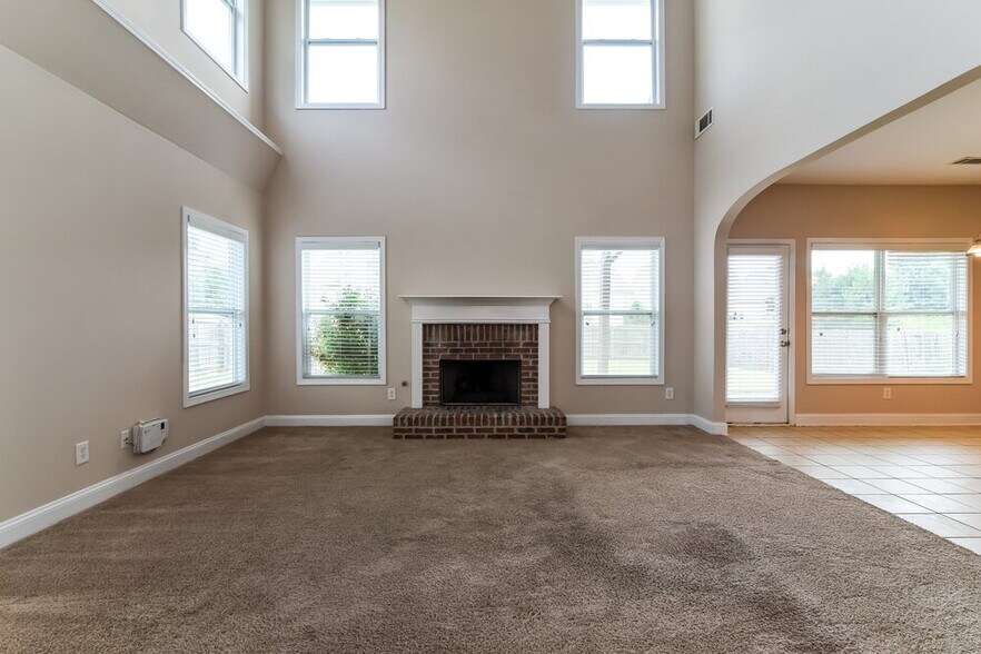 Building Photo - 917 Southfork Dr
