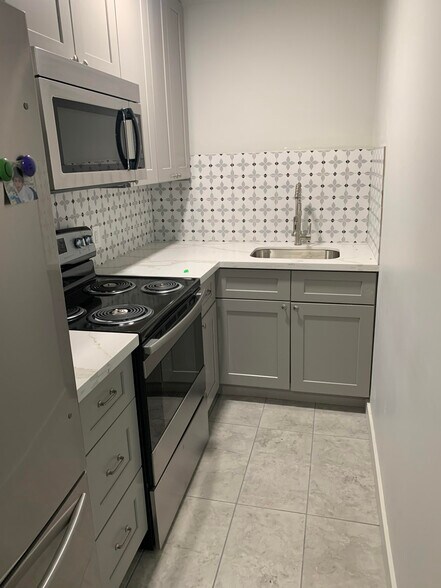 Kitchen-tile backsplash - 1009 E Watkins St