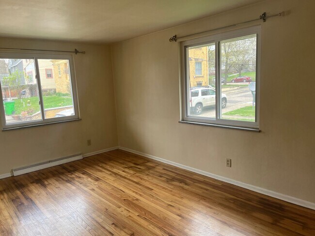 Building Photo - 321 Thorne Ave NE