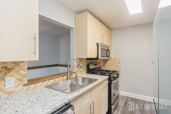 Building Photo - 208 Sunshine Ct