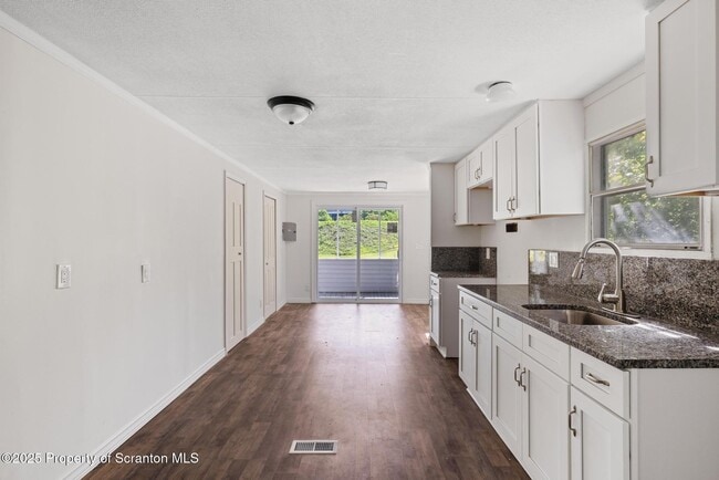 Building Photo - 720 Edgebrook Dr