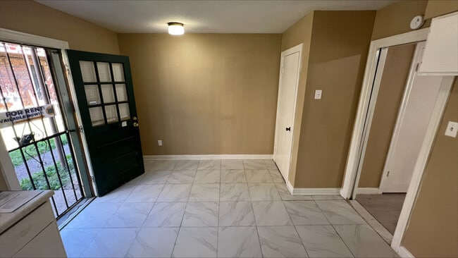 Building Photo - 3216 S Mendenhall Rd