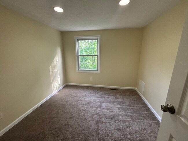 Building Photo - 3 bedrooms plus Den