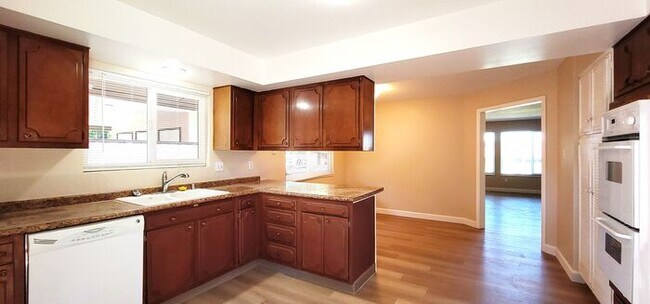 Building Photo - Beautiful 2 Bedroom / 2 Bath Bungalow Next to Hidden Valley Golf Club with Large Private Patio, N...