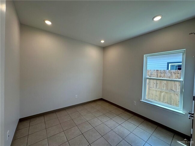 Building Photo - 10 Valley S Cir