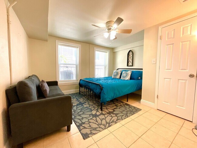 Building Photo - 319 S Olive St