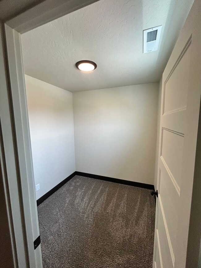 Building Photo - 3 Bed / 2.5 Bath Townhouse with Fenced Yard – Great Kalispell Location!