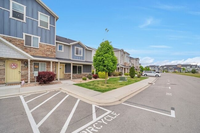 Building Photo - Awesome 2 Story Townhome in Vineyard with ...