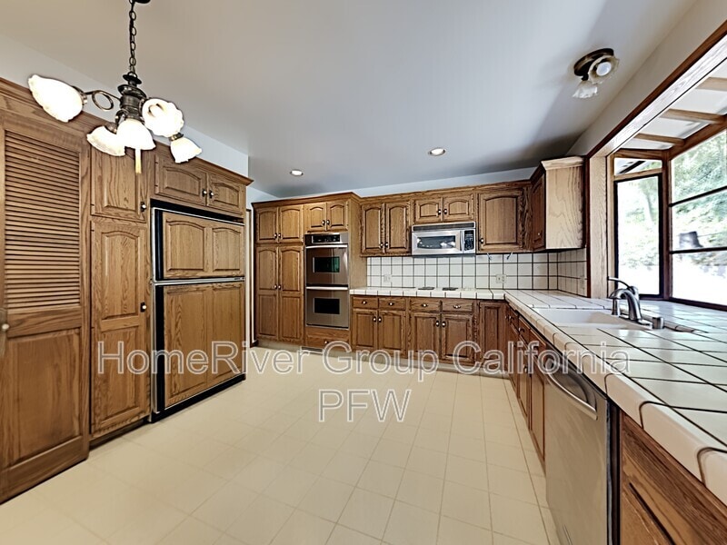 Building Photo - 2431 Sleepy Hollow Dr