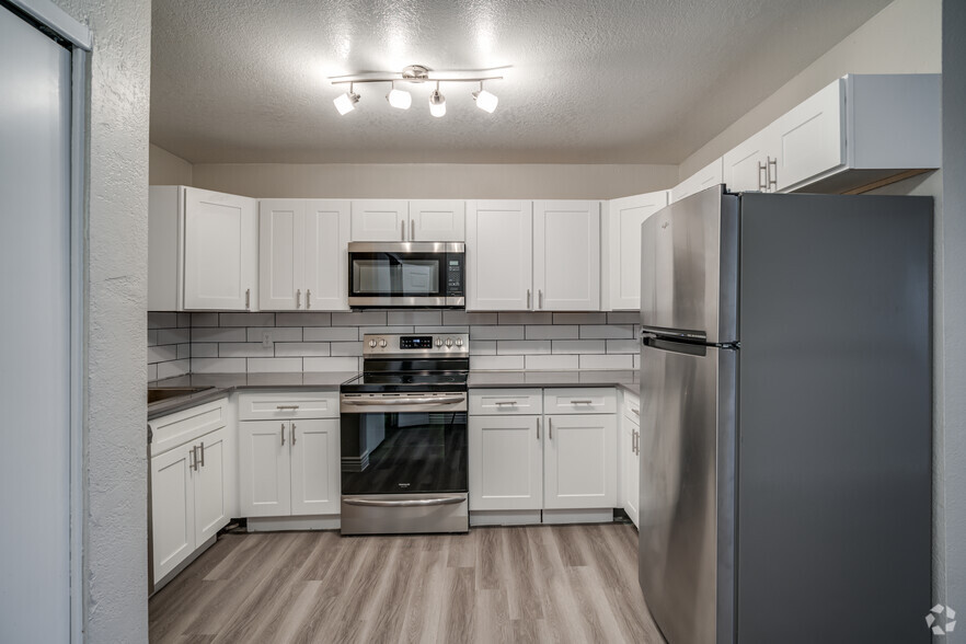 2 BR, 2 BA - 948SF - Agave on 83rd