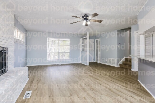 Building Photo - Beautifully renovated home with 3 bedroom ...