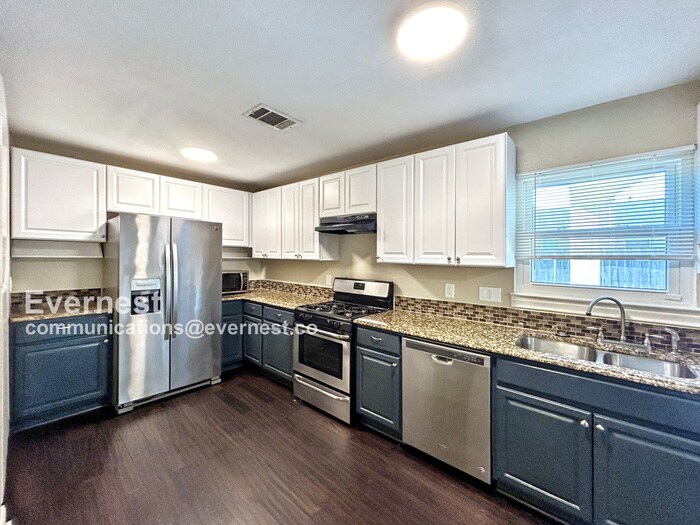 Building Photo - 2701 Deeringhill Dr