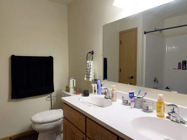 Building Photo - 4 Bedroom Duplex for Rent