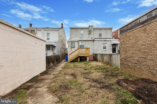 Building Photo - 441 Roxborough Ave