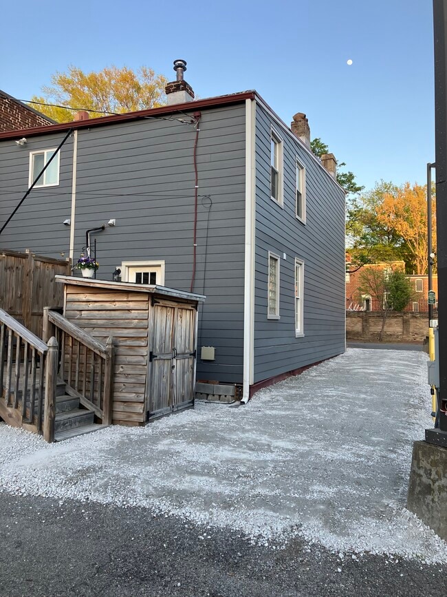 Building Photo - 2 N Plum St