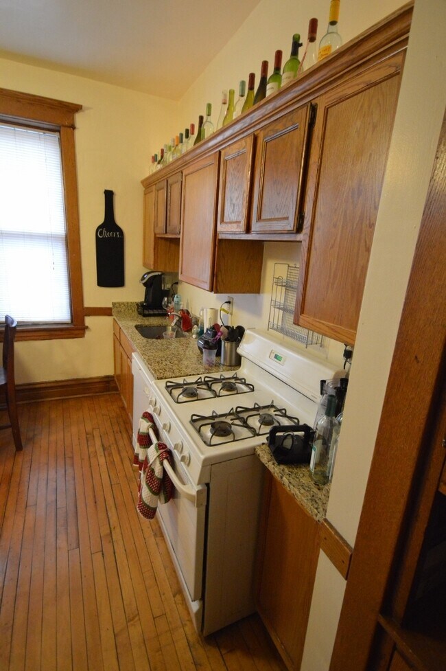 Building Photo - 1415 W Belle Plaine Ave