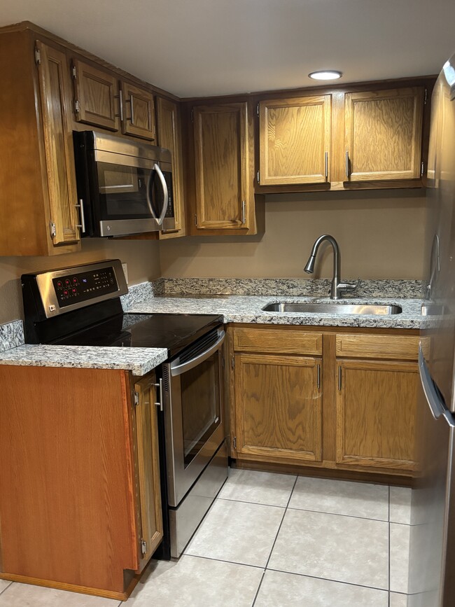 Building Photo - 1828 W Tuckey Ln